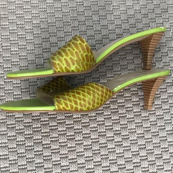 Super Cute Moda Sandals! - Picture 1 of 3